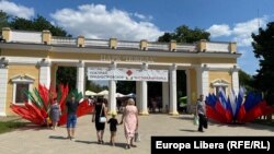 Expoziția „Cumpără produse transnistrene” în parcul Pobeda (Victoria) de la Tiraspol. La intrare - drapele ale Rusiei și regiunii transnistrene, produse transnistrene, producător transnistrean, indistria transnistreană, August 2021