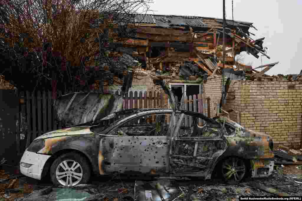 Наслідки російського удару по Києву, будинок вщент знищено, згоріла автівка. Фото одного з будинків у Святошинському районі столиці, що були пошкоджені в результаті комбінованої атаки РФ на Київ, 29 листопада 2025 року
