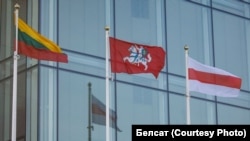 На цырымоніі ўзьняцьця беларускага сьцяга каля Сейму Літвы. Вільня, 30 сакавіка 2026