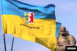 Флаги у памятника Тарасу Шевченко во время Марша национального единства ко Дню защитника Украины. Ужгород, 14 октября 2017 года