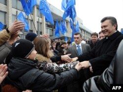 В списке сотрудничающих нашли свое место и выходцы из Партии регионо, политсилы бежавшего в Россиию экс-президента Виктора Януковича. На фото он в Енакиево в 2010 году