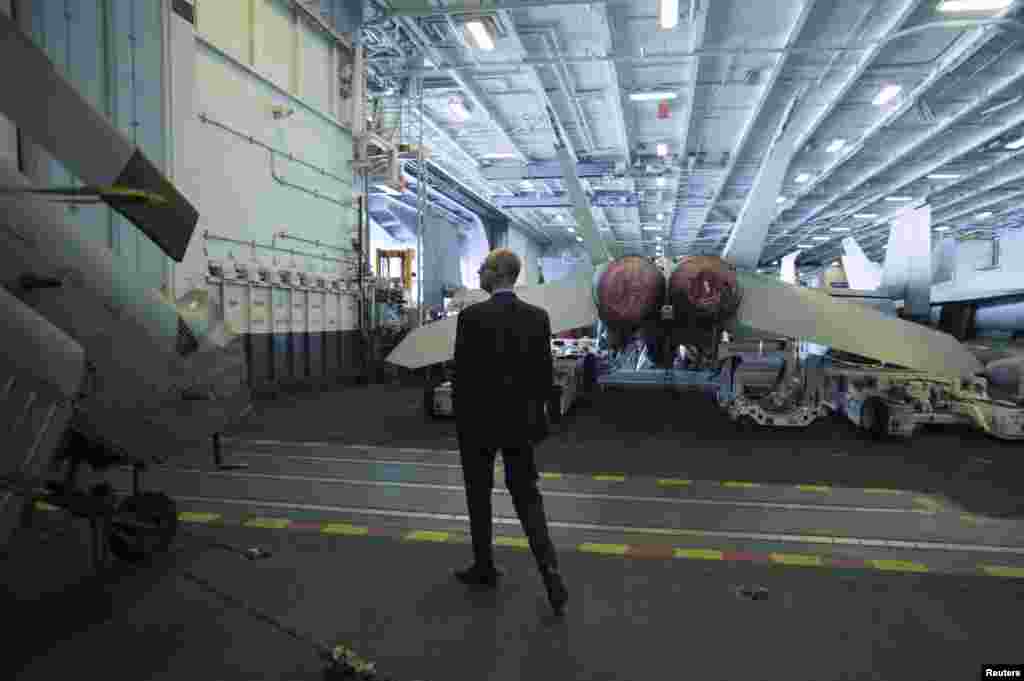 Прем&rsquo;єр-міністр України Арсеній Яценюк на борту атомного авіаносця США Harry S. Truman у Середземному морі, 3 грудня 2015 року