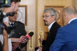 Олександр Ткаченко відповідає на запитання журналістів у парламенті