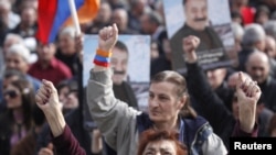 Opposition supporters rally in Yerevan to demand that the authorities release political prisoners and respect human rights. (file photo)