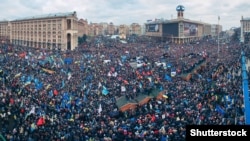 Сотні тисяч людей прийшли на Майдан незалежності у Києві, щоб висловити своє обурення силовим розгоном учасників Євромайдану в ніч на 30 листопада. Початок Революції гідності. Київ, 1 грудня 2013 року