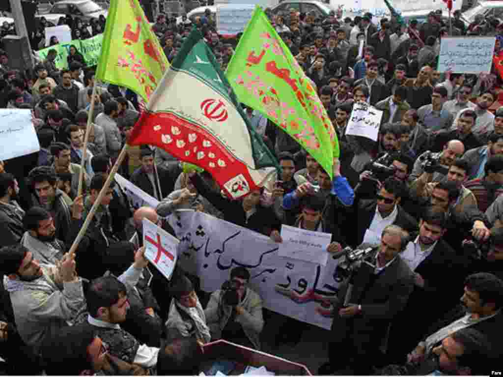 Iran,Hundreds of Iranian students crowded outside the British Embassy in Tehran, 04/01/2007