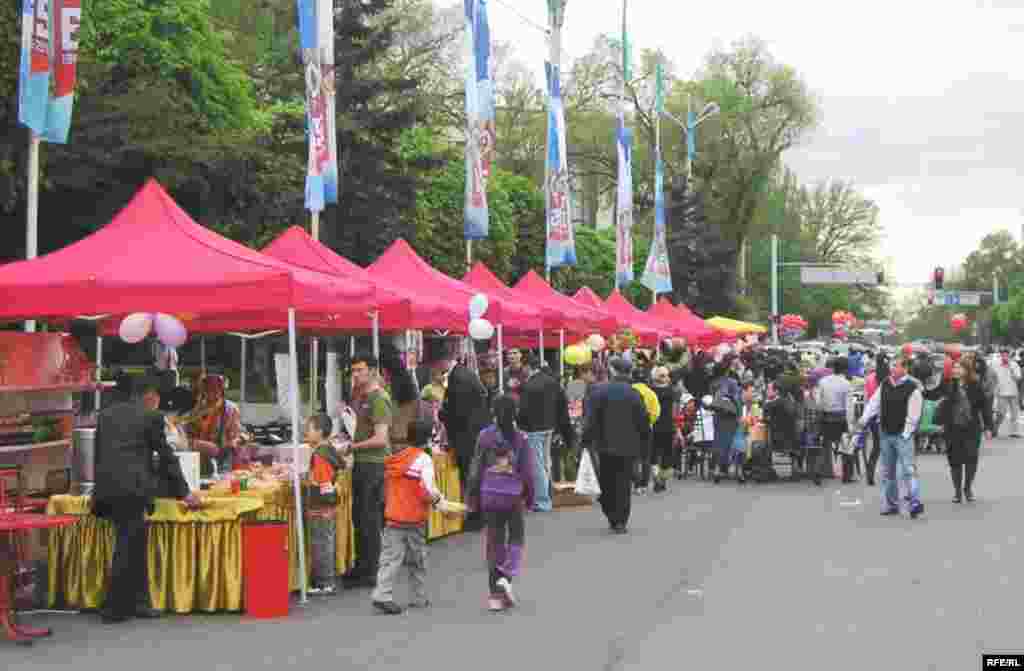 Город Алматы наслаждается очередным праздником. 1 мая 2010 года. 