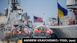 Fregata ucraineană „Hetman Sahaidacinîi” și distrugătorul american USS Donald Cook, în timpul exercițiului militar internațional Sea Breeze, Odesa, 1 septembrie 2015