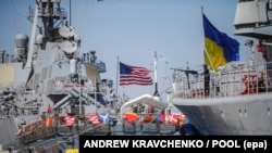 Фрегат ВМС Украины «Гетьман Сагайдачный» (справа) и ракетный эсминец ВМС США «Дональд Кук» (DDG-75) во время международных учений «Си Бриз-2015»