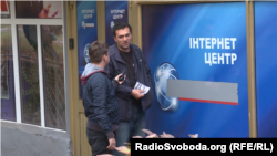 Працівник рекламної фірми російські вивіски замінює на українські