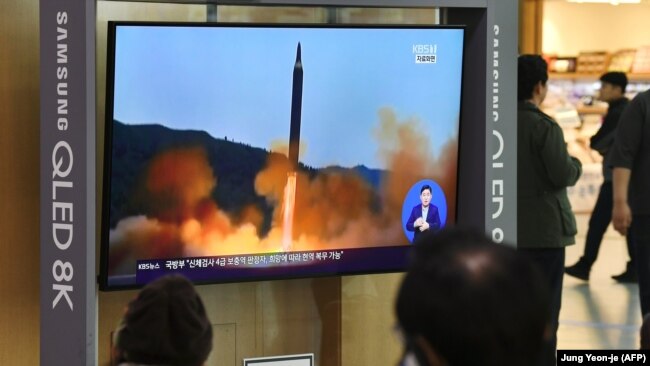 Жители Южной Кореи наблюдают по телевидению запуск северокорейской баллистической ракеты. Октябрь 2019 года