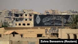 Баннер экстремистской группировки на крыше здания в сирийском городе Ракка. Иллюстративное фото.