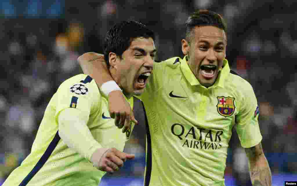 Luis Suarez Neymarla birlikdə vurduğu qolun sevincini yaşayır (Reuters / Christian Hartmann)