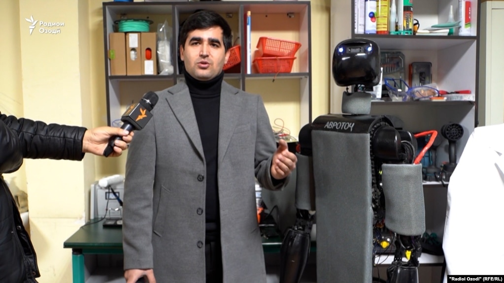 Ҷавони тоҷик роботе сохтааст, ки "одамро мешиносад"