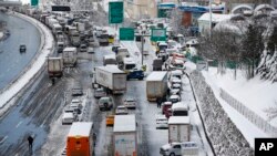 Stotine automobila i kamiona blokiranih na glavnom putu u Istanbulu, utorak, 25. januara 2022.