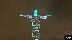 A koronavírus-járvány által érintett országok zászlóit vetítik a Rio de Janeiró-i Megváltó Krisztus-szoborra 2020. március 18-án
