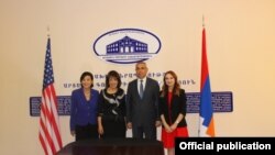 Արցախի արտգործնախարար Մասիս Մայիլյանը Ստեփանակերտում ընդունում է ԱՄՆ կոնգրեսականներ Ջեքի Սփիրին և Ջուդի Չուին, Հայաստանի ԱԺ «Իմ քայլը» խմբակցության ղեկավար Լիլիթ Մակունցին, 8-ը հոկտեմբերի, 2019թ․