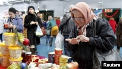 Russia -- An elderly woman counts money at a food fair in the village of Ulyanovka, southeast of Stavropol, December 22, 2015 