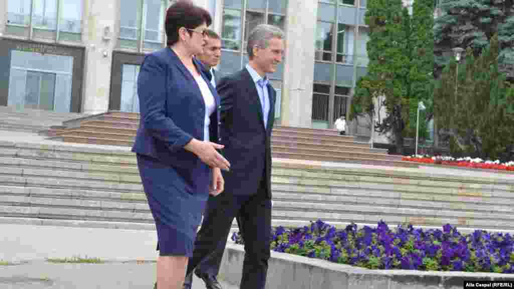 Premierul Iurie Leancă şi ministrul muncii Valentina Buliga, ieşind în faţa sindicaliştilor