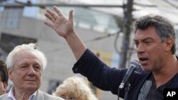 Boris Nemtsov (right) speaks at a memorial to three men killed in the August 1991 coup in Moscow on August 22.