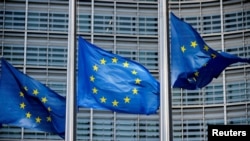 Flamuj të Bashkimit Evropian pranë ndërtesës së Komisionit Evropian në Bruksel. (Fotografi nga arkivi)