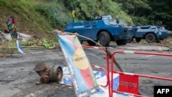 Vehicule ale Jandarmeriei Franceze eliberează drumuri din Noua Caledonie blocate de mașinile incendiate de protestatari.