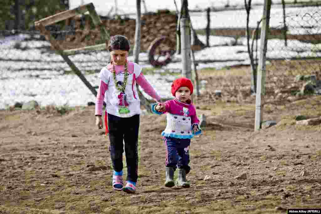 Kəndin azyaşlı sakinləri.