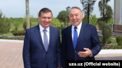 Президент Узбекистана Шавкат Мирзияев и президент Казахстана Нурсултан Назарбаев. Шымкент, 29 апреля 2017 года.