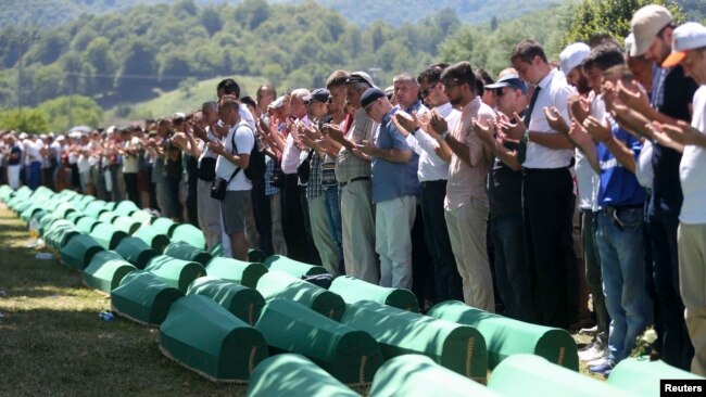 Blokiranje rezolucije o Srebrenici u Savetu bezbednosti Rusija je pokušala da uravnoteži saučešćem porodicama poginulih