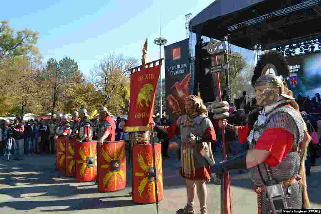 Garda romană de la Apullum înaintea unui show de bătălii istorice în Piaţa Marii Adunări Naţionale 