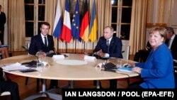 Emmanuel Macron, Vladimir Putin i Angela Merkel