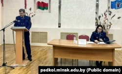 Олександр Плишевський (ліворуч) на ідеологічній нараді зі студентами коледжу, присвяченій результатам розслідування так званої кримінальної справи «про геноцид білоруського народу» у листопаді 2024 року. Білорусь