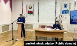 Аляксандар Плышэўскі (зьлева) на ідэалягічнай сустрэчы з вучнямі каледжа, прысьвечанай вынікам расьсьледаваньня па так званай крымінальнай справе «пра генацыд беларускага народа» у лістападзе 2024 года