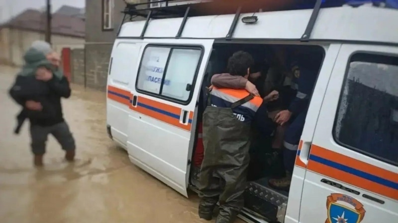 В Махачкале из-за наводнения обрушился трехэтажный дом