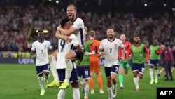 Harry Kane (nr. 9) sărbătorește cu Ollie Watkins (nr. 19) victoria Angliei asupra Olandei din semifinala Euro 2024 de la Dortmund, la 10 iulie 2024. 