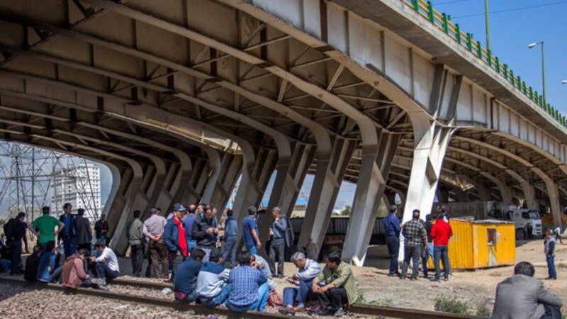 تجمع کارگران کارخانه هپکوی اراک در اعتراض به عدم پرداخت دستمزدهای خود
