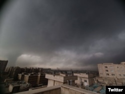 Забруднене повітря і темрява в Тегерані вранці 8 березня після атак на нафтосховища