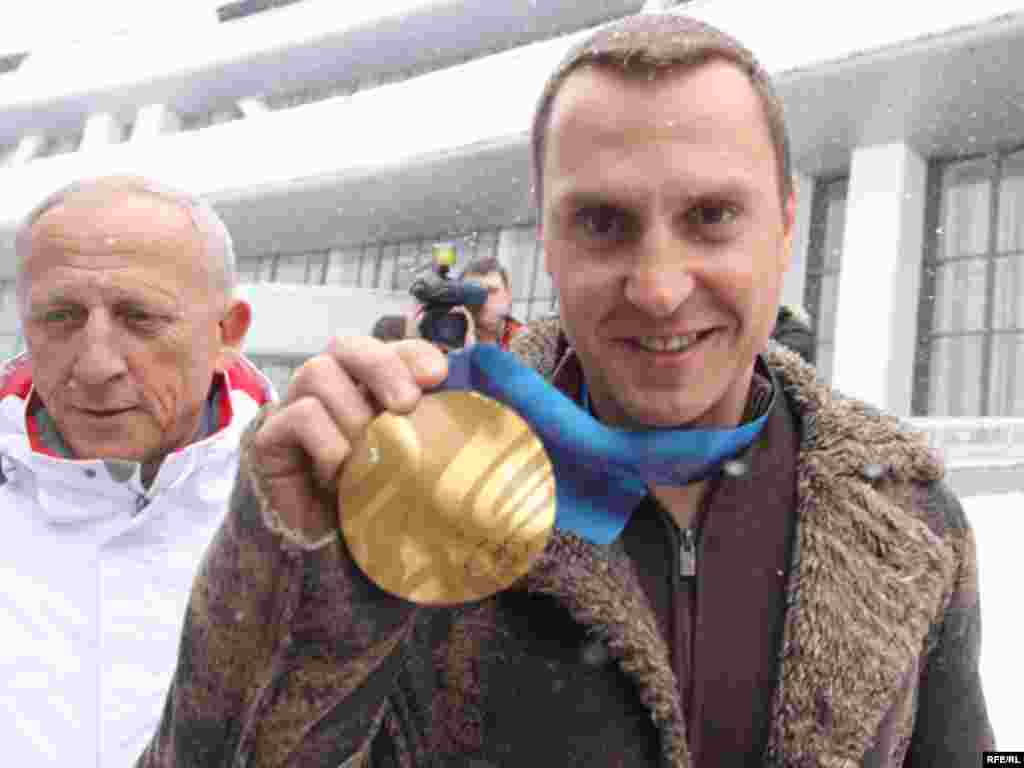 1 сакавіка, панядзелак - У Нацыянальным аэрапорце “Менск” урачыста сустракалі алімпійцаў. На фота — алімпійскі чэмпіён Ванкувэру Аляксей Грышын.