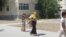 Yssy howada günüň gyzgynyndan öýmesi bilen goranýan aýal. Arhiw suraty