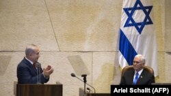 Premierul israelian Benjamin Netanyahu și vicepreședintele american Mike Pence în Knesset la Ierusalim