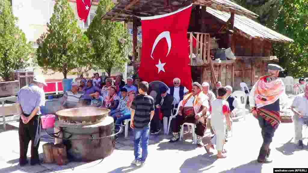 Ýörük türkmenleri ýaýlaglarda dürli peýnirler, kaklar hem toşaplar ýaly gyşlyk azykdan hem ýüküni tutdular.