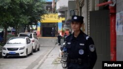  Полиция у здания детского сада в Китае, где, возможно, произошло нападение, 26 октября 2018 года. 