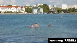Люди купаются на пляже «Омега»