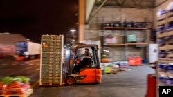 Zöldségeket pakol a londoni New Covent Garden Market egyik dolgozója 2021. január 4-én. 