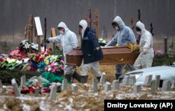 Похороны умершего с ковидом на кладбище в Колпине под Петербургом. Декабрь 2020 года
