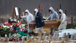 Сотрудники ритуальной организации несут гроб с телом умершего от COVID-19 на кладбище. Петербург, 15 декабря 2020 года.