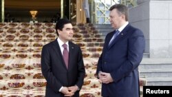 Түркіменстан мен Украина президенттері Гурбангулы Бердімұхамедов (сол жақта) пен Виктор Янукович. Ашғабад, 13 ақпан 2013 жыл.
