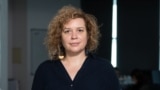 Terapeuta narativistă și consiliera educațională, Adriana Boros, în redacția Europei Libere.