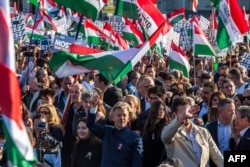 პეტერ მადიარი აფრიალებს უნგრეთის დროშას 15 მარტს გამართულ აქციაზე.