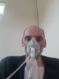 Лікар Олесь Децик на кисневій масці